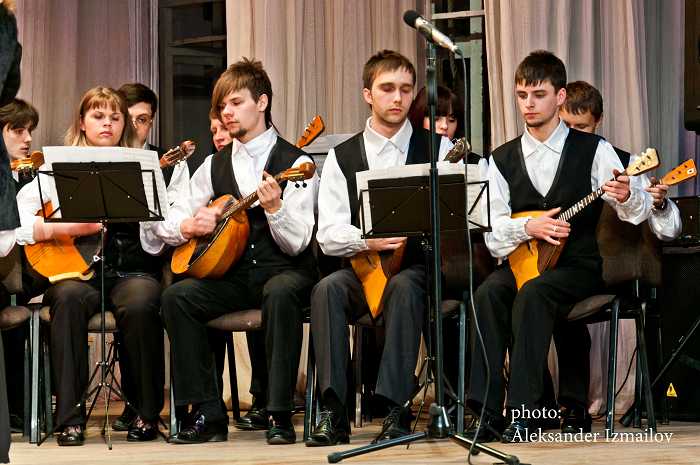 orkestr_narodnyh_instrumentov_na_scene_tvorcheskogo_centra
